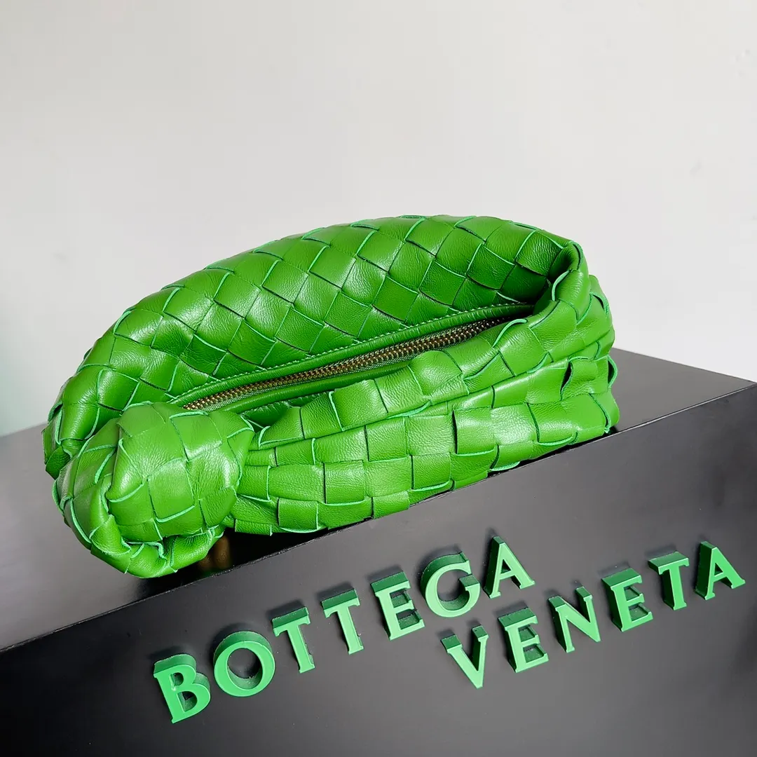 Batch 1120 Bottega veneta͙.——- The latest woven knotted hobo🔥 The top-grade lambskin leather is very soft, the bag shape is unique, practical and durable. It retains the traditional woven elements while being a little more flamboyant ~ Made of hand-woven sheepskin, zipper opening and closing, curved seamless structure, effortless to match. Highly recommended⚠️⚠️⚠️ The most high-end in the market🌈 Welcome to compare [Factory complete package] size: 23x15x5cm.   Model: 651876